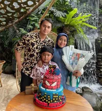 Disebut Makin Mirip Nassar, Potret Terbaru Falhan Abssar Anak Bungsu Muzdalifah - Parasnya Makin Ganteng