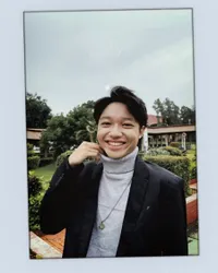 Disebut Mirip Idol KPop, Intip Potret Kiesha Alvaro Bintang 'DARI JENDELA SMP' Tampil Ganteng Pakai Turtleneck dan Setelan Hitam