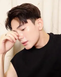 Disebut Tampan Bak Oppa, 8 Potret Kier King Kerap Mengenakan Baju Hitam - Semakin Menawan