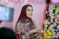Disorot Saat Inginkan Capres Mengaji, 9 Potret Kartika Putri yang Heran Foto Lamanya Jadi Bahan Cibiran - Legowo Meski Dihujat Netizen