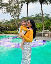 Disorot Usai Beri Salam Terakhir, 10 Potret Chloe yang Jadi Semangat Asmirandah Setelah Ayahnya Wafat - Ungkap Pesan Terakhir Sebelum Meninggal Dunia
