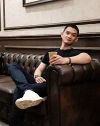 Diterpa Isu Video Syur, Ini 8 Potret Rezky Aditya yang Dikenal Kalem dan Alim - Netizen: Bagi Link Dong!