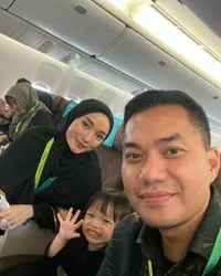 Diterpa Kabar Bangkrut, 8 Potret Zaskia Gotik dan Sirajuddin Umrah - Dikritik Netizen Karena Tak Pakaikan Hijab Untuk Anak