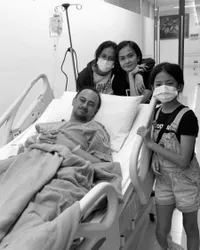 Ditimpa Musibah Suami Patah Kaki, Ini 7 Potret Kompak Keluarga Ersa Mayori
