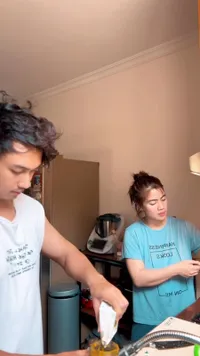 Ditinggal Mudik Asisten Rumah Tangga, 10 Potret Felicya Angelista dan Caesar Dito Kompak Urus Pekerjaan Rumah Tangga - Momong Anak Sendiri