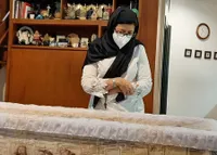 Ditinggal Sang Putri Tercinta, 7 Foto Nurul Arifin Berlutut Disamping Peti Maura Magnalia