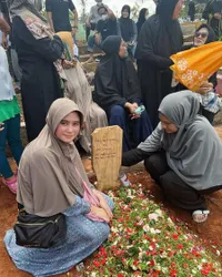 Ditinggal Untuk Selamanya, 8 Potret Tissa Biani dan Sang Ayah yang Tinggal Kenangan - Umrah Bareng Jadi yang Pertama dan Terakhir