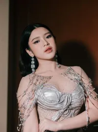 Diundang Nyanyi di Acara Nikahan, 8 Potret Penampilan Tiara Andini Auto Jadi Sorotan!