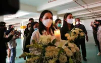 Diwarnai Isak Tangis, 9 Potret Detik-Detik Jenazah Laura Anna Dikremasi - Selebgram Dari Awkarin Sampai Keanu Datang ke Rumah Duka