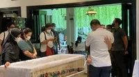 Diwarnai Isak Tangis, Ini 11 Potret Keluarga dan Orang-orang Dekat Iringi Jenazah Maura Magnalia - Akan Dimakamkan Besok