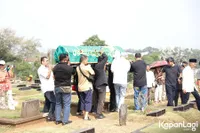 Diwarnai Isak Tangis, Sederet Foto Pemakaman Ibunda Kikan Cokelat - Sang Vokalis Duduk Lemas di Samping Makam