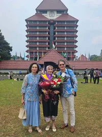 Dokter Boyke Dampingi Anak Pertamanya Wisuda S2 di UI, Penuh Syukur