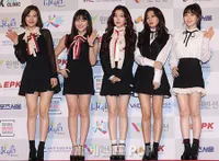 Dominasi Hitam Putih, Parade Fashion Idols di Seoul Music Awards