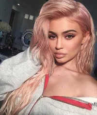 Doyan Pamer Foto Serba Pink, Kylie Jenner Hamil Bayi Perempuan?