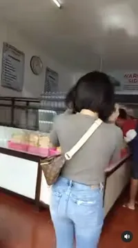 Dua Tahun Tak Pulang ke Malang, 8 Potret Yuni Shara Makan di Warung Sederhana - Kunjungi Sekolah Miliknya yang Punya SPP Rp3.500