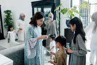 Dua Tahun Tertunda, Intip Potret Seru Rossa Bagi-Bagi THR ke Keluarga - Lempar Uang Lembaran Dari Lantai 2 Rumah
