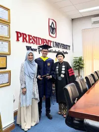 Dude Harlino Wisuda Didampingi Alyssa Soebandono, Jadi Dosen di Almamater