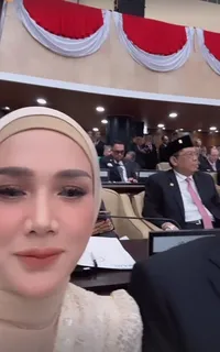 Duduk Berdampingan, 8 Potret Mulan Jameela dan Ahmad Dhani Dilantik Jadi Anggota DPR RI - Al El Dul Beri Dukungan