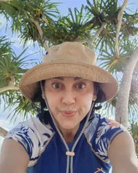 Dulu Dikenal Bergaya Sensual, 8 Potret Meriam Bellina Pamer Body Goals di Usia 57 Tahun saat Main di Pantai