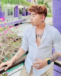 Dulu Dihujat Oplas dan Berdagu Lancip, Ini 8 Potret Terbaru Roy Kiyoshi yang Makin Kekar dan Tirus - Macho Pamer Tato di Dada