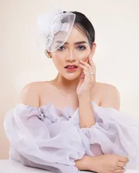 Dulu Dikenal Miliki Imej Seksi, Ini Potret Terbaru Clara Gopa Duo Semangka yang Kini Makin Cantik dan Menawan - Dandan Lebih Elegan Bikin Netizen Terkesima