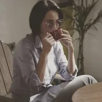 Dulu Kerap Perankan 'Istri Indro' dalam Film Warkop, Ini 7 Potret Karina Suwandi yang Tetap Cantik di Usia 48 Tahun - Enerjik Abis dan Rajin Olahraga