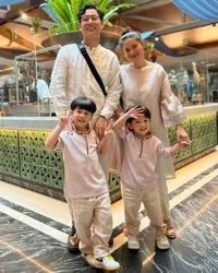 Dulu Mualaf Sebelum Nikah, 8 Potret Harmonis Putri Titian dan Junior Liem yang Rayakan Imlek - Rumah Tangganya Sempat Diragukan