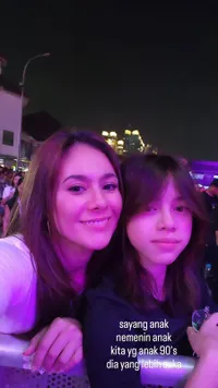 Dulu Ngonser Dipeluk Mesra Sabda Mahessa, Potret Wulan Guritno Kini Temani Anak Nonton Konser