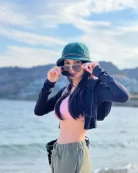 Dulu Nikah dengan Busana Sederhana Meski Seorang Miliuner, Ini 10 Potret Adinda Bakrie yang Tetap Pede Pamer Body Goals di Usia Nyaris 40 Tahun - Pernah Disebut Sosialita Tercantik