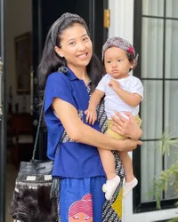  Dulu Nikah Diam-Diam, Ini 10 Potret Olivia Zalianty Digendong Suami dan Pamer Kemesraan - Ndaru Kusumo Malah Disebut Seperti Kakek Momong Anak Cucu 