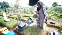 Dulu Pernah Hidup Bersama, Potret Bunda Corla Ditemani Ruben Onsu Ziarah ke Makam Olga Syahputra - Rindukan Sosok Sahabat Lama