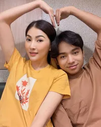 Dulu Ramai Gara-Gara Minum ASI, 8 Potret Keakraban Betrand Peto dan Sarwendah Sekarang - Parasnya Makin Mirip?