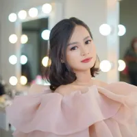 Dulu Sempat Nggak Akur Sama Ibu, 8 Potret Anak Gadis Elly Sugigi yang Cantiknya Kebangetan - Kekasihnya Pria Berseragam