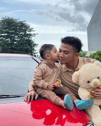 Dulu Disebut Kalah Ganteng Dari Sang Anak, Potret Kebersamaan Rizki DA dan Baby Syaki Yang Jarang Tersorot - Wajahnya Makin Mirip!