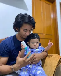 Wajahnya Sama-Sama Ganteng, 8 Potret Rizki DA Momong Baby Syaki - Tak Lepas Dari Cibiran Netizen