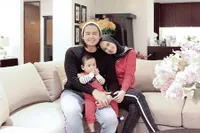 Dulu Tak Direstui, Ini Deretan Potret Hangat Keluarga Roger Danuarta dan Cut Meyriska yang Makin Harmonis