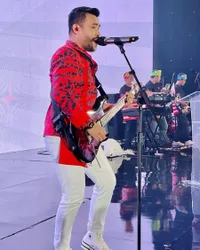 Dulunya Gitaris Band, 10 Potret Fildan Rahayu Manggung Sambil Main Gitar - Suksesor Rhoma Irama? 