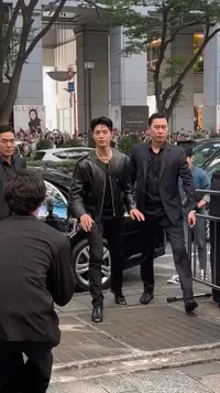 Duo Brand Ambassador Ganteng, 10 Potret Park Bo Gum dan V BTS Hadiri Event CELINE di Jepang - Banjir Visual Saat Foto Bareng