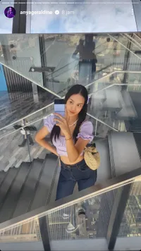 Duo Cantik Liburan Bareng, 8 Potret Pevita Pearce & Anya Geraldine Asyik Jalan-jalan - Tetap Makan Mie Goreng dan Kerupuk di New York