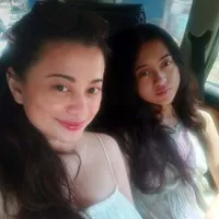 Duo Ibu Anak Cantik, Potret Angie Virgin yang Kini Tinggal di Inggris dan Ajak Putrinya Liburan ke Bali