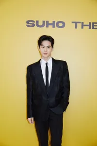 Duo Kim Ganteng, Foto Suho EXO di Preskon Album 'GREY SUIT' Ditemani Kai Sebagai MC