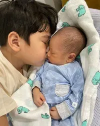 Duo R yang Akur Banget, Ini Deretan Potret Manis Rafathar Saat Tidur Bareng dan Kecup Sayang Adiknya Baby Rayyanza