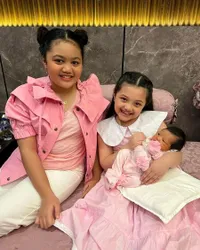 Duo Tante Cilik Kompak, Intip Potret Arsy dan Amora Asuh Baby Ameena Anak Aurel Hermansyah - Netizen: Dulu Digendong Kak Lolly Sekarang Gantian