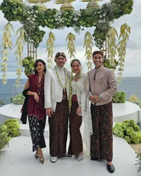 Duta Kondangan & Persahabatan, 8 Potret Mesra Vidi Aldiano dan Sheila Dara di Pernikahan BCL