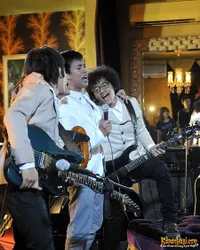 d Masiv Kompak Dengan 50 Masivers di Video Klip Nyaman