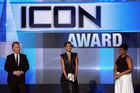 Dari Cantik Hingga Seksi Saat Rihanna Terima Icon Award