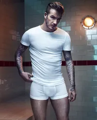 David Beckham Kembali Berpose Seksi Untuk H and M
