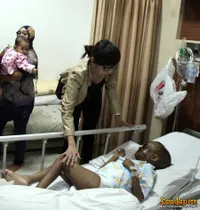 Demitha Kunjungi Anak Penderita Kanker