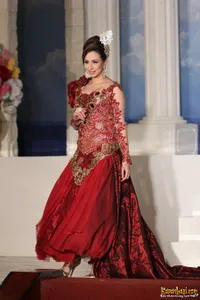 Deswita Maharani Glamor Dengan Gaun Merah di Catwalk