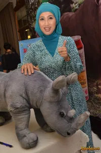 Desy Ratnasari Peduli Konservasi Badak